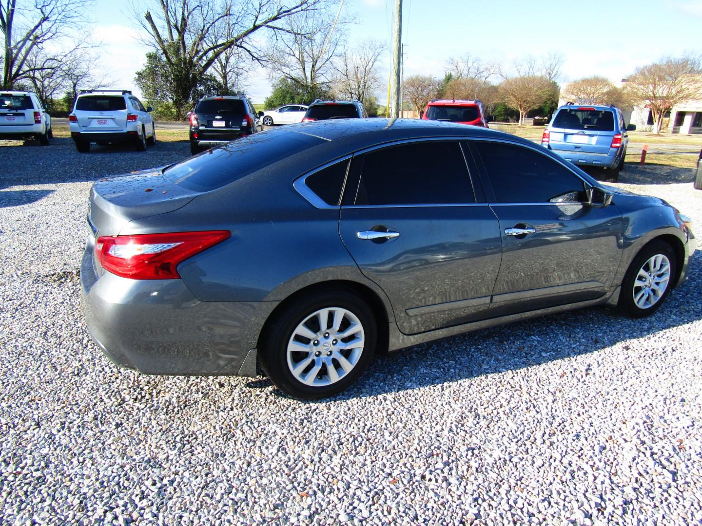 2017 Gray Nissan Altima 2.5 S (1N4AL3APXHC) with an 2.5L L4 DOHC 16V engine, Automatic transmission, located at 15016 S Hwy 231, Midland City, AL, 36350, (334) 983-3001, 31.306210, -85.495277 - Photo#7